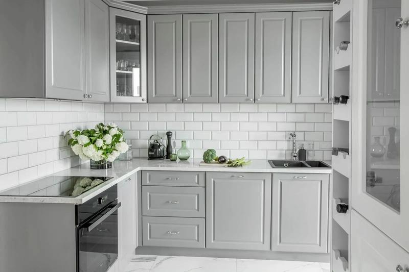 Drewno w Szarej Kuchni – Praktyczny Poradnik, Jak Wybrać Idealne Materiały do Aranżacji